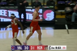 越打越放松！杨瀚森下沉底角接球三分 自信出手命中！