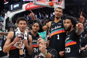 马刺过去15战14胜 期间得分&助攻&盖帽&净效率均第1 防守效率第2