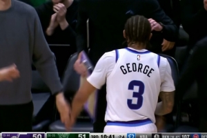 就差一分了！基昂特·乔治反击上篮打停雄鹿