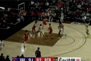 毫不畏惧！杨瀚森身背5犯仍积极补防 被肘到面部造成对手进攻犯规