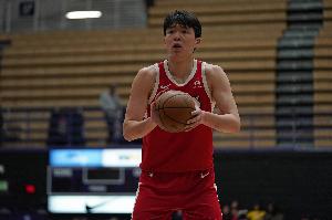 潇洒写意！杨瀚森不停球直接单手击地妙传队友扣篮得分