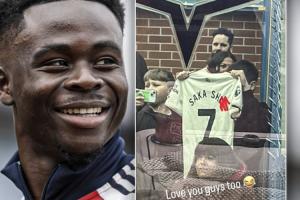 对手球迷举“萨卡垃圾”球衣，萨卡赛后晒照回复：我也爱你们