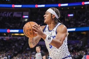 冲锋陷阵！班凯罗半场9中7砍下17分8板 但也有5失误