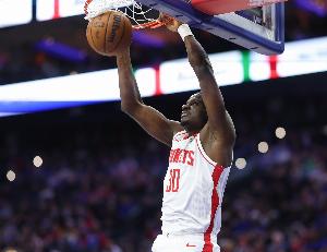 势大力沉！卡佩拉弧顶挡拆顺下接球双手暴力飞扣