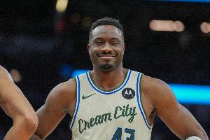 确实有点糙！字母哥哥两罚不中 第二罚直接三不沾