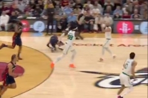 后场罚球线送空接！美媒：哈登这记助攻是历史最佳传球之一