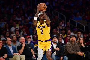 百步穿杨！范德比尔特底角三分命中 湖人将分差拉开到两位数