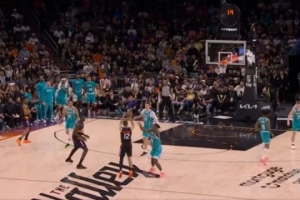 你小子真有谱啊！吉莱斯皮刚过中线 踩着logo扔进压哨三分！