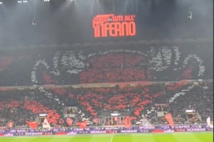 欢迎来到地狱！米兰球迷赛前Tifo：红色魔鬼凝视球场