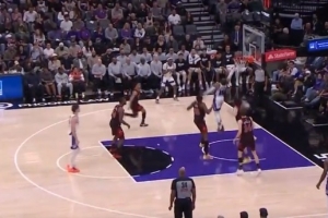 打开心啦！威少借掩护突破直接起三步 空中小折叠反手潇洒上篮！