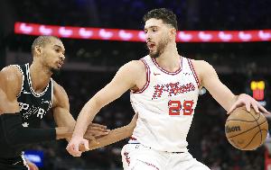 对抗给足了！申京低位背打文班亚马到篮下得分