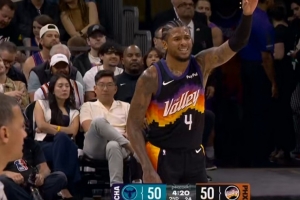 看着很疼！杰伦·格林防守时胳膊被约什·格林拉拽 有些反向弯曲