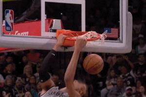 谁能挡我！文班反击冲进四人重围 无视防守直接背身双手暴扣2+1