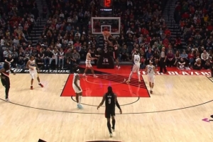 探花郎！亨德森空切扣篮&三分也有 一节半7中5已砍14分