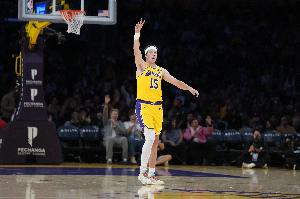 里夫斯谈赢球：我们分享球 防守出色拼得很努力