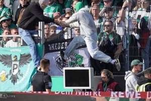 德乙蒙面球迷冲进球场拔掉VAR显示器电源插头，试图干扰裁判执法