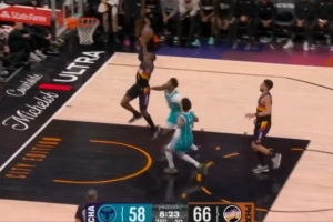 一飞冲天！罗伊斯·奥尼尔抢断 布克助攻杰伦·格林反击暴扣