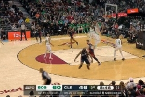 打手了？哈登单挑塔图姆撤步三分不中 蹦着向裁判示意被犯规