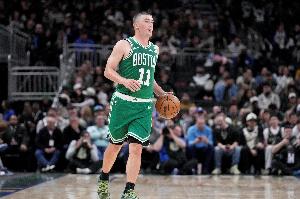 强硬！普理查德连续高难度命中 帮助球队压制对手反扑