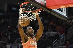 莫布里：我们投了太多三分 有时需要先冲击内线再分球寻找机会