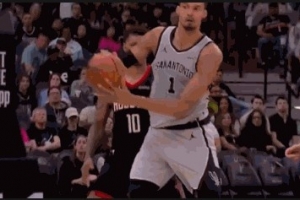 秀起来了！文班亚马弧顶不看人妙传 尚帕尼底角三分一箭穿心！