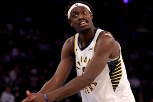 投篮没手感！西亚卡姆上半场14中5&三分3中0 拿到13分5板