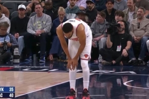 还是有些不舒服！唐斯挡拆顺下大踏步上篮命中 落地后捂着膝盖