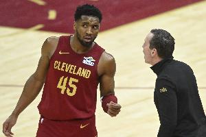 你在玩我？米切尔篮板出界要求挑战 主帅要挑战又被前者阻止