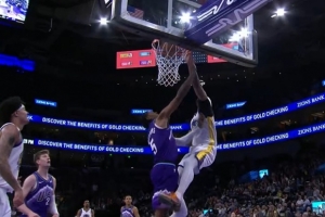 看呆追梦！小佩顿接球杀入篮下迎着科迪战斧劈扣！