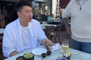 孙悦跟着湖人训练师吃墨西哥菜 享受辣度7的美食