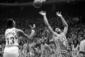 KD：张伯伦是那个时代独一无二的存在 我不敢相信他场均50分25板