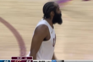 突然发力！哈登外线开火飙中2记三分 连得8分率队领先20分