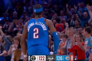 杀人武器这个时候用~亚历山大轰进三分领先4分 连续3场进关键三分