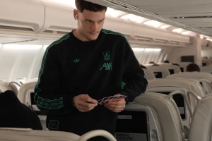 旅途消遣！维尔茨、索博斯洛伊、赫拉芬贝赫飞机上玩UNO