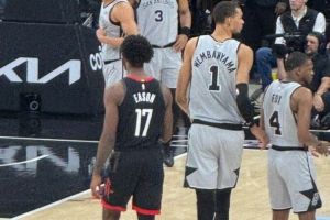 伊森妈妈：我儿子在文班跟前看起来就1米55 被他两个帽扇回非洲了