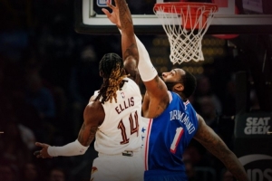 替补奇兵！骑士发布赢球海报：埃利斯抛投瞬间登上封面