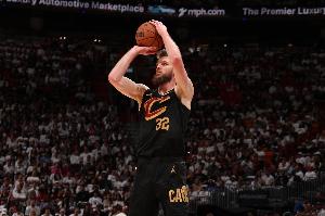 能投能抢！迪恩·韦德9中5拿下 13分10板2助1帽 4前场板