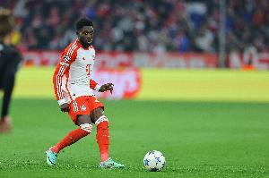 记者：阿方索·戴维斯疑似旧伤复发，穆西亚拉一瘸一拐登上大巴