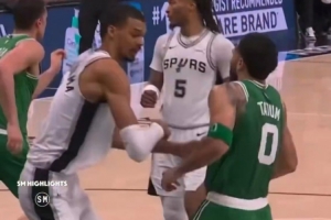 没盖到！文班亚马追防塔图姆上篮 落地后推了一把后者飞出边线