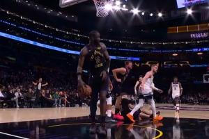 不得劲！东契奇被拉拉维亚误伤到膝盖很难受 但继续作战回头打2+1