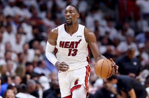 斯波：阿德巴约有着内线身高&后卫速度 背打和投射技术都日益精湛