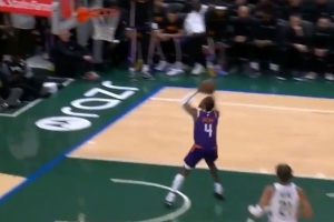 这么凶的嘛？杰伦·格林反击双手暴扣空篮 开局里突外投连砍7分！