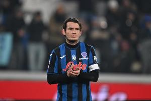 德容恩：拜仁太强了很难找到合适的措辞，我们本该收缩防守