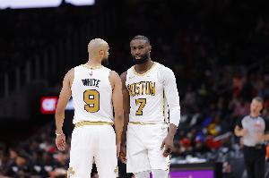 德里克·怀特：杰伦·布朗吃的第一个T没得说 但第二个T太扯了