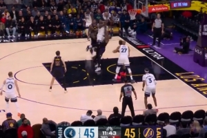 攻防发力！斯玛特造成爱德华兹进攻犯规 东契奇上篮率队反超