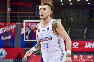 犯规比得分多！陶汉林半场6分钟1中0拿到2分出现3犯规 正负值-6