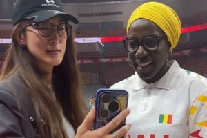 曾是WNBA队友！隋菲菲与马里助教麦基重逢 打视频和苗立杰热聊