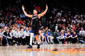 杰伦·格林：对手的注意力都在布克那里 我们全队就有了大量机会