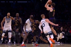 分差扩大至20+！里夫斯接球三分飚进还造成犯规 本场第二次打3+1