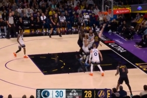 进攻回暖！里夫斯冲击内线上篮得手 帮助湖人扳平比分